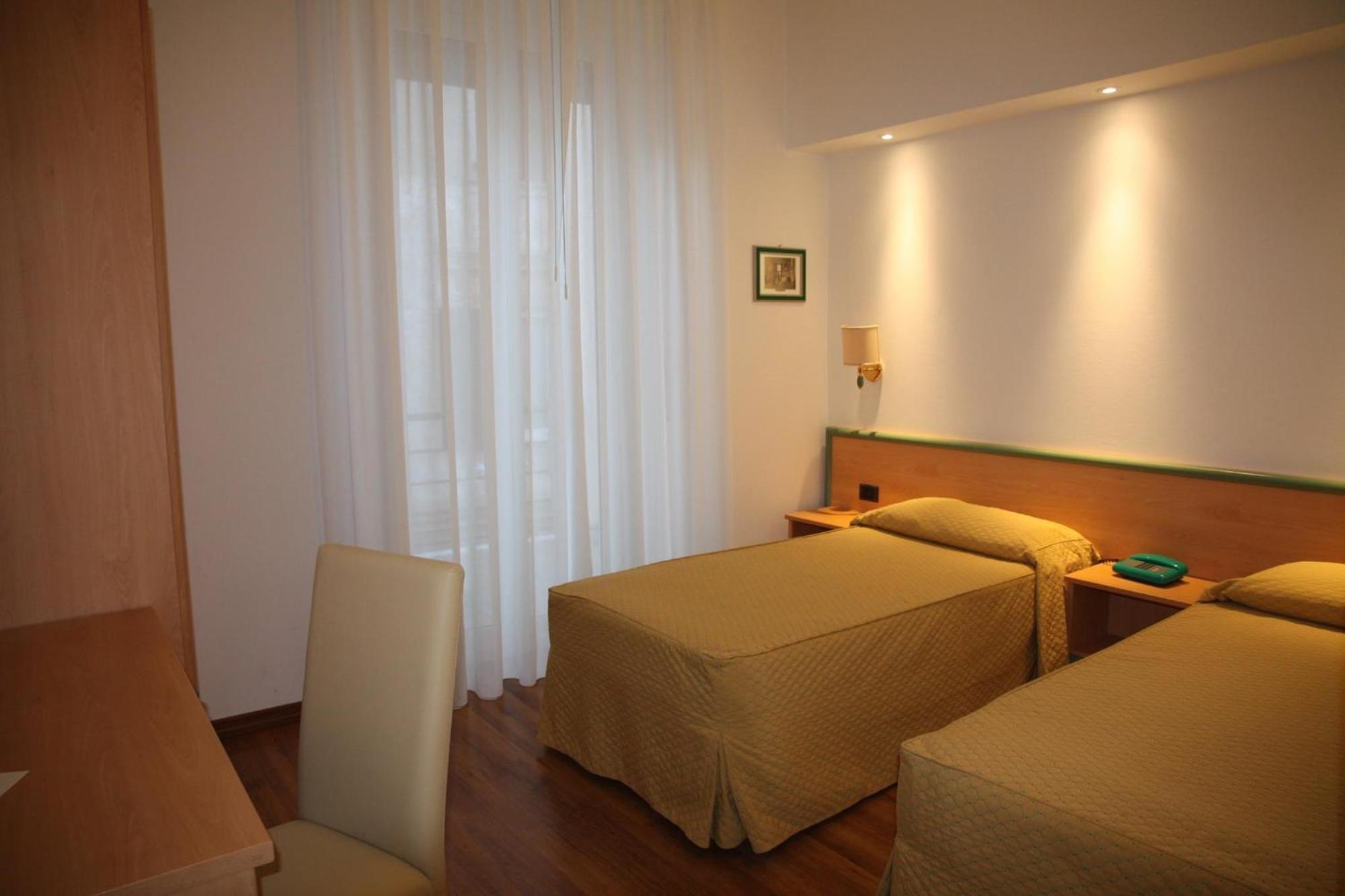 Hotel Iris Génova Quarto foto